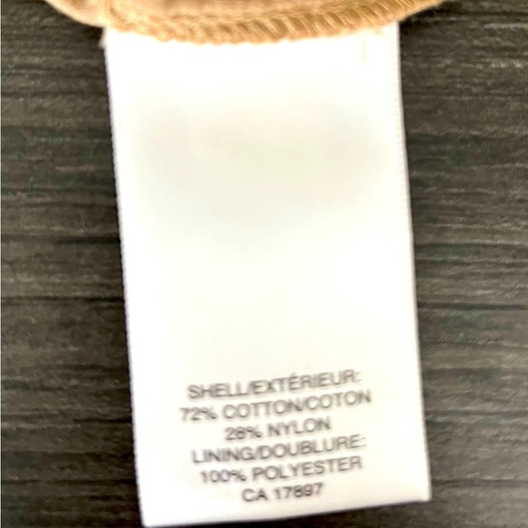 Banana Republic, size 4 lace top, rounded neckline and zip up in back. - Picture 7 of 7